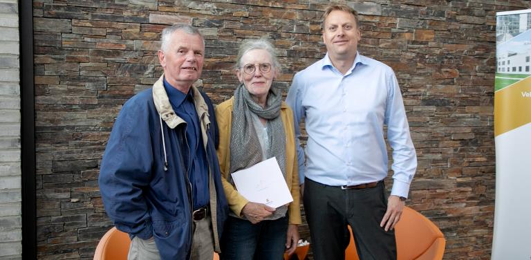 Flemming V. T. Rasmussen i selskab med lokalhistoriker Svend Aage Madsen og Kirsten Madsen på kontoret i det vestjyske. 