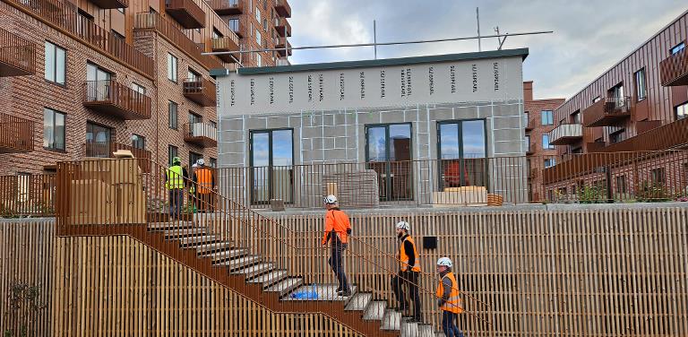 Fælleshuset på Grønnebro under opførelse.